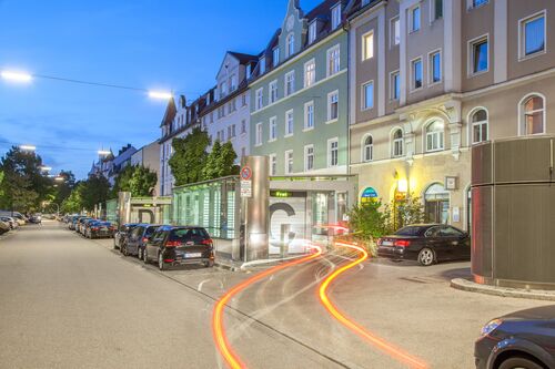 Einfahrt eines Parksystems in der Donnersberger Straße in München