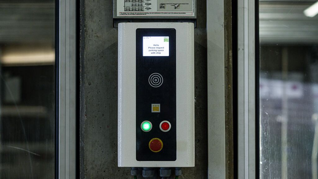 La imagen muestra un panel de control de un sistema de estacionamiento.