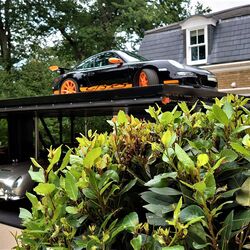 Ein modernes Wöhr Parklift-System ermöglicht die platzsparende Unterbringung mehrerer Fahrzeuge auf zwei Ebenen vor einem exklusiven Wohnhaus.  Geben Sie Ihr Feedback zu BizChat ab.