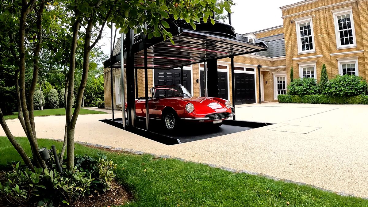 Auto steht auf dem Parksystem.