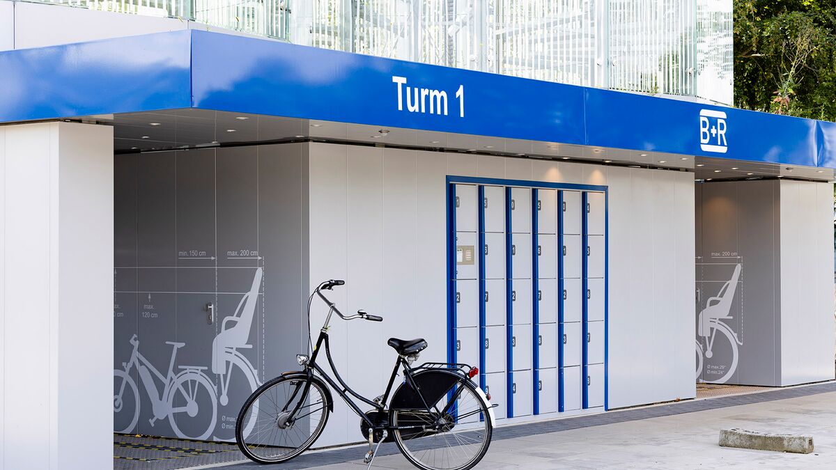 Fahrrad steht vor dem Einfahrtsbereich eines automatischen Fahrradparksystems