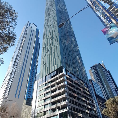 Vista exterior del edificio Shadow Play en el centro de Melbourne