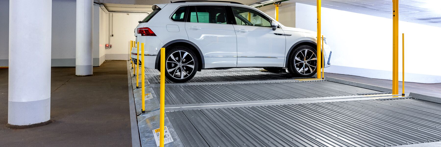 Parkplatte mit einem daraufstehenden Auto in einer Tiefgarage