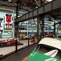 Estantería en la pared llena de coches en un museo