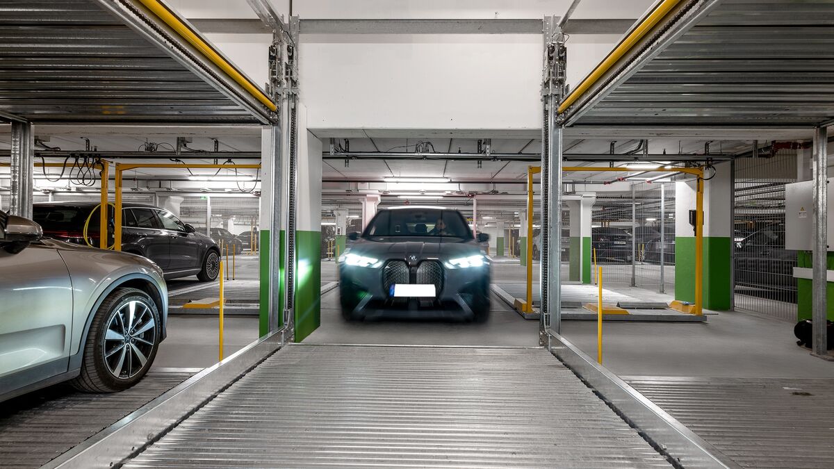 Un vehículo entra en la plataforma del WÖHR Combilift 552.