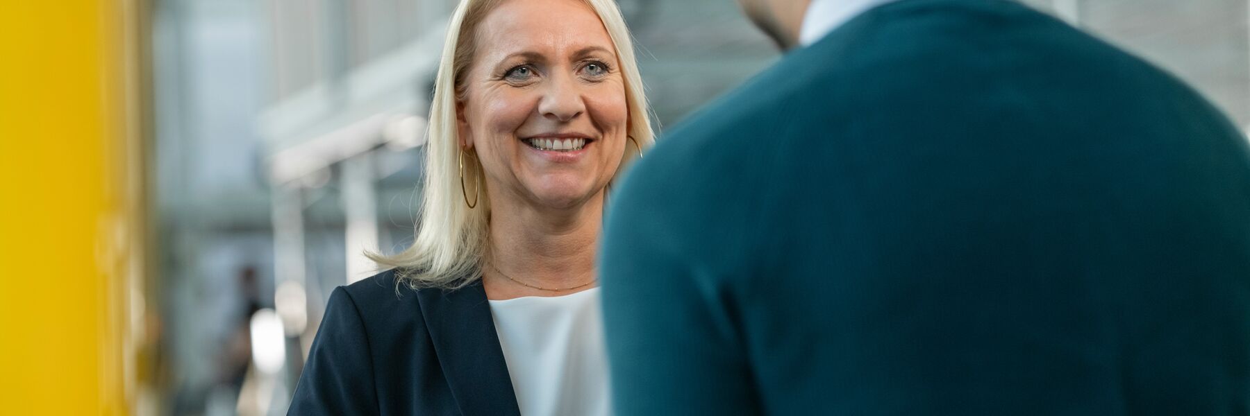 Zwei Personen sprechen miteinader