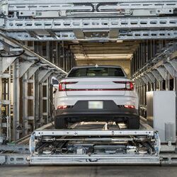 La voiture est garée sur une plateforme de stationnement dans un système de parking automatisé.