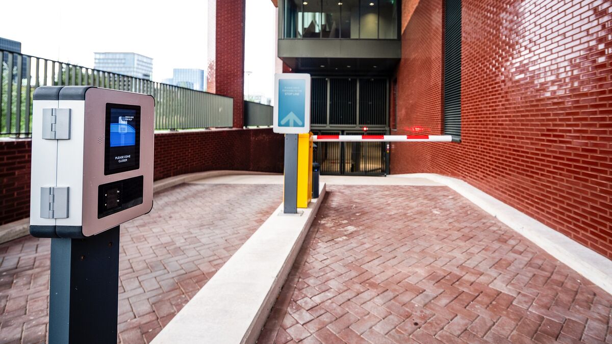 Einfahrt in ein modernes Parksystem mit Zutrittsterminal, digitalem Leitsystem und automatischer Schranke