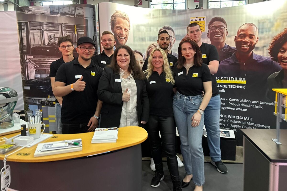 Gruppenfoto mehrerer Personen auf einer Messe