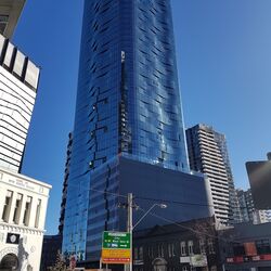 Vue extérieure du bâtiment Shadow Play dans le centre-ville de Melbourne