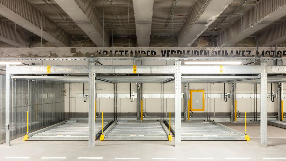 Frontalansicht auf das Parksystem mit Verschiebeparkplatten