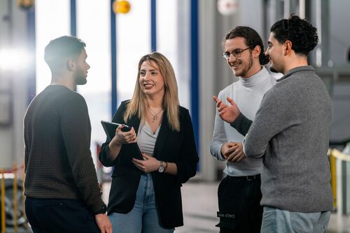 Gruppenfoto mehrerer Personen in einer Produktionshalle