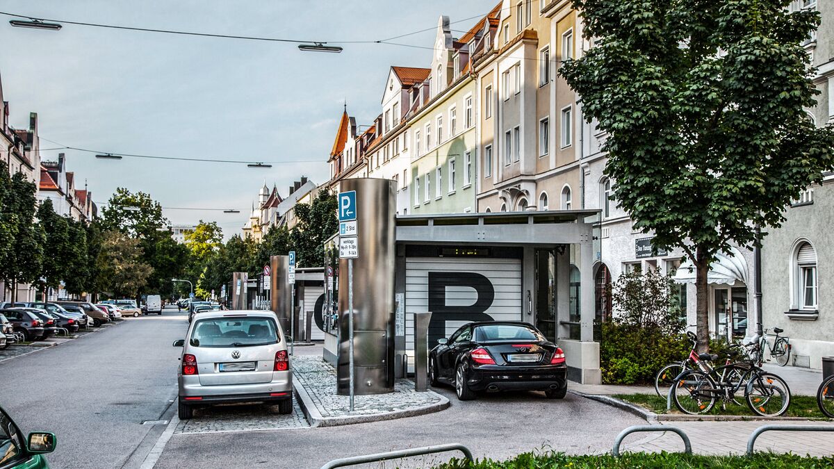 Auto steht vor dem Eingang der Tiefgarage