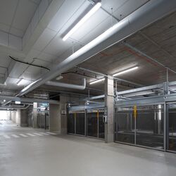 Zone d'entrée du parking souterrain avec les systèmes de stationnement
