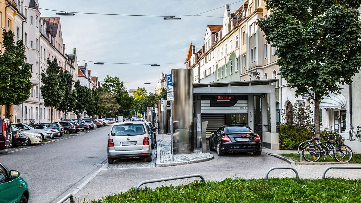 Auto fährt durch ein Einfahrtstor