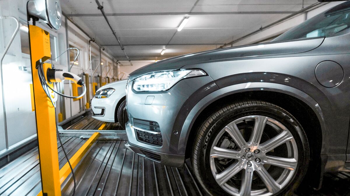 Une voiture garée sur une dalle de stationnement dans un système de parking