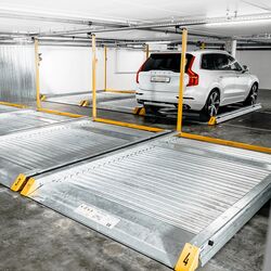 La voiture est garée sur une plaque de stationnement