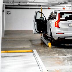La voiture est garée sur une plaque de stationnement