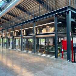 Seitliche Ansicht auf ein halbautomatisches Parksystem im Museum
