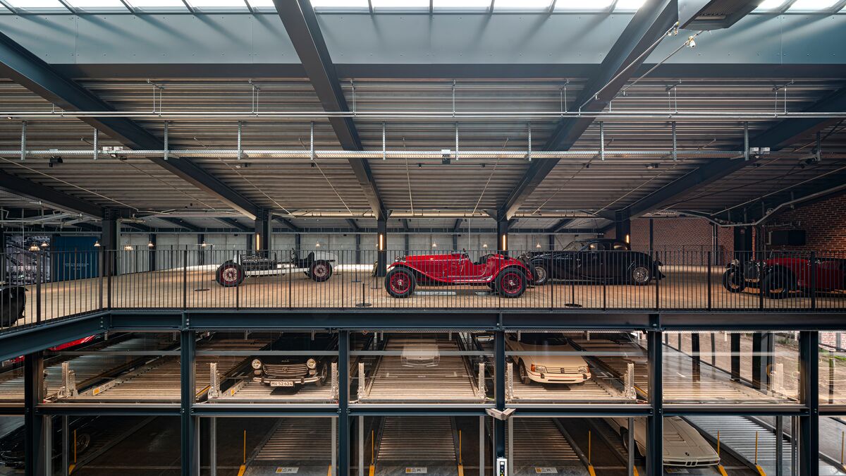 Museum mit Parksystem in dem Autos und Oldtimer geparkt sind