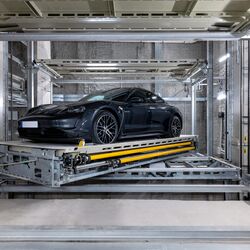 La voiture est garée sur la plate-forme du système de stationnement