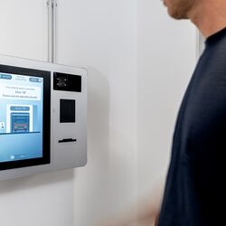 Eine Person bedient das Steuerungsterminal des WÖHR Combilift 542/543 zur Verwaltung des Parkvorgangs.