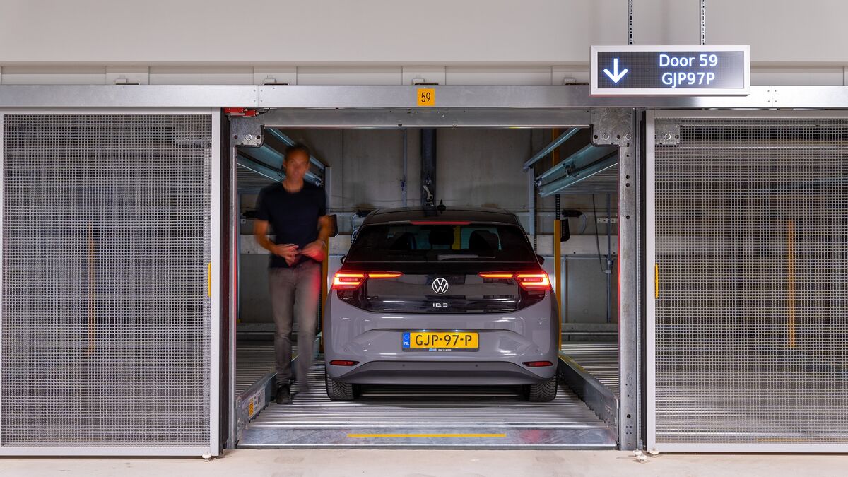 Fahrzeugabgabe auf der Übergabeplattform des WÖHR Combilift 542/543 vor der automatischen Einlagerung im Parksystem.