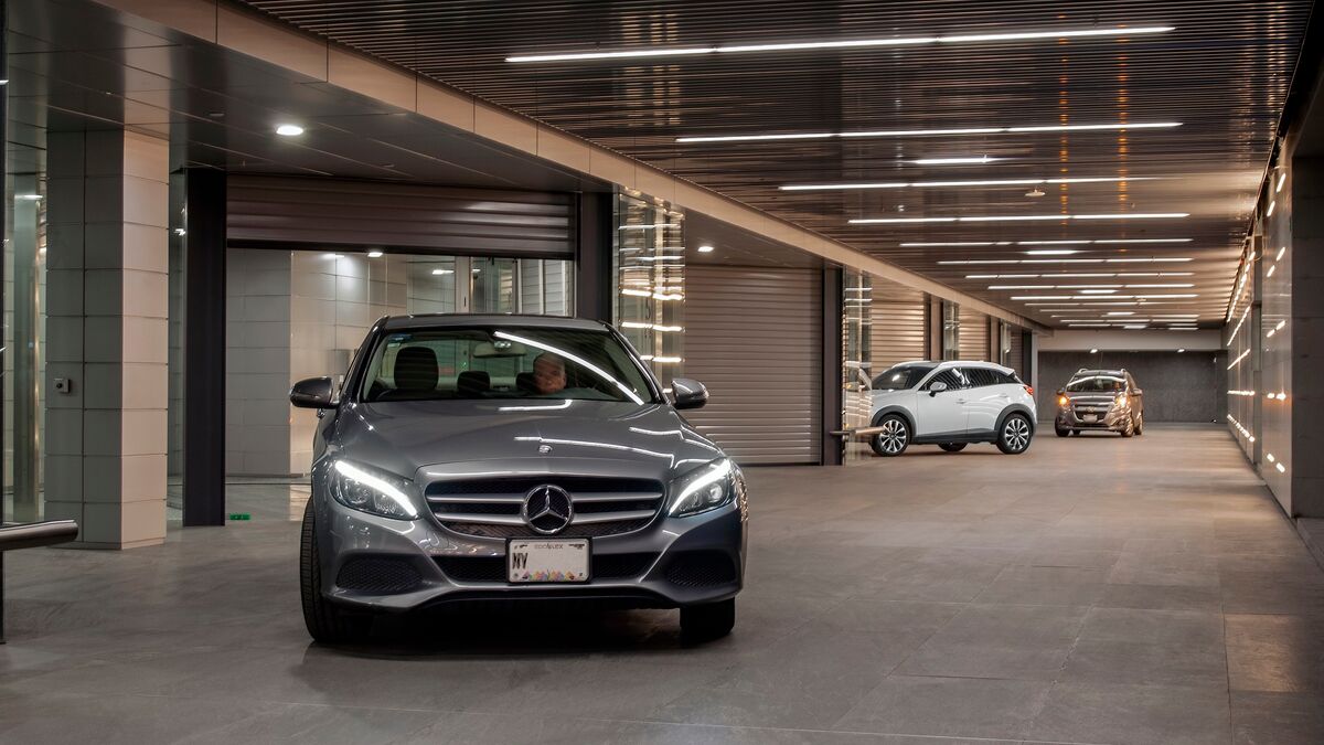 El coche sale de un aparcamiento subterráneo