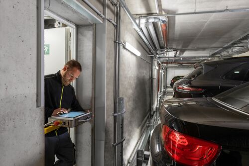 Un technicien de maintenance répare un système de stationnement