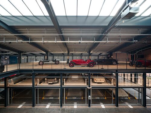 Musée équipé d'un système de stationnement où sont garées des voitures et des voitures de collection