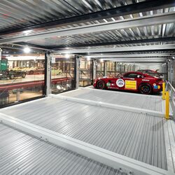 Innenansicht des Parksystems mit einem parkenden Sportwagen
