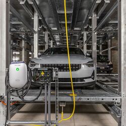 La voiture est en cours de stationnement dans un système de parking automatisé.
