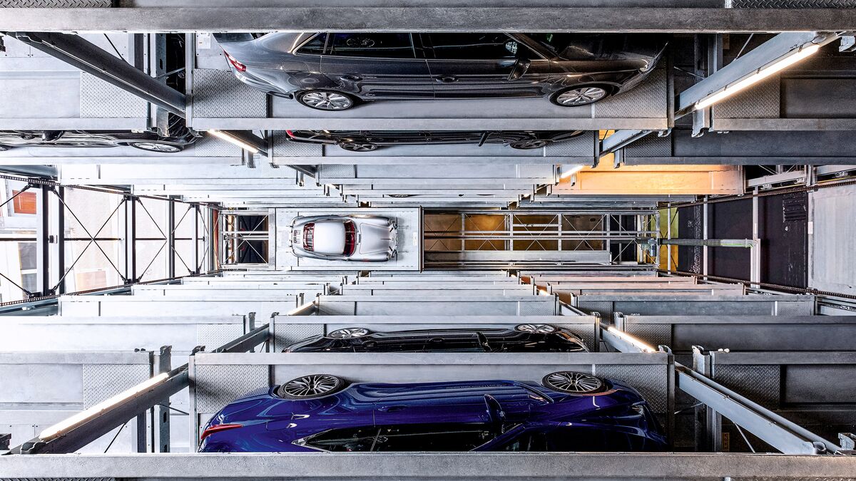 Draufsicht von oben auf die verschiebenen Ebenen eines Autoparksystems