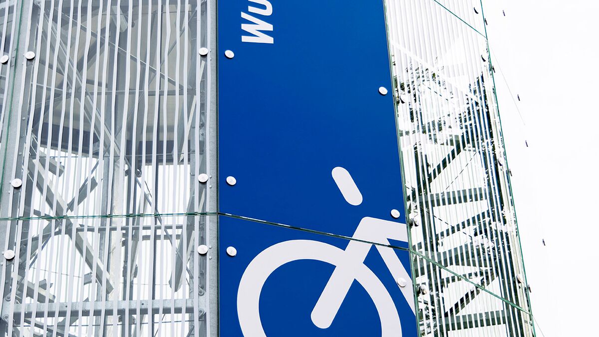Schild an der Fassade eines automatischen Fahrradparkturms