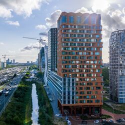 Modernes Stadtquartier mit Hochhäusern, Grünflächen und guter Infrastruktur.