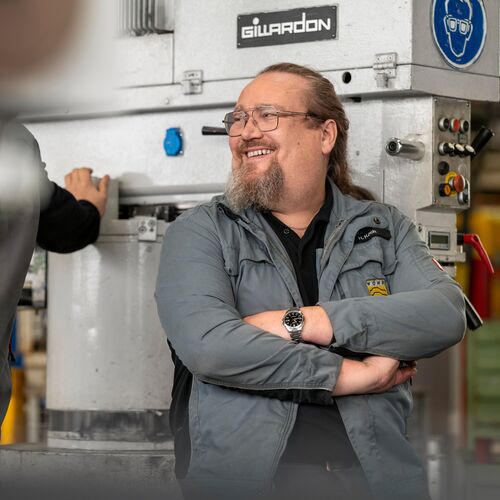 Foto eines Mitarbeiters von WÖHR aus der Produktion