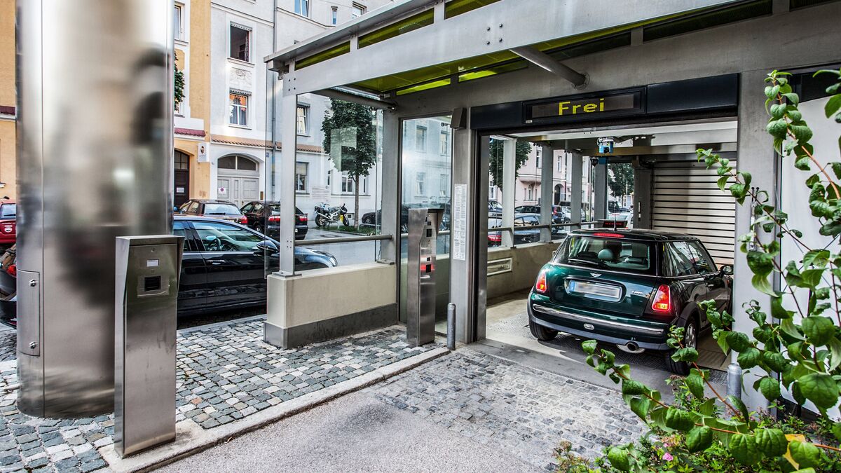 Auto steht in einer Einfahrtskabine eines Parksystems