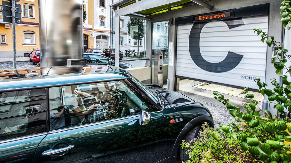 Auto fährt durch ein Einfahrtstor