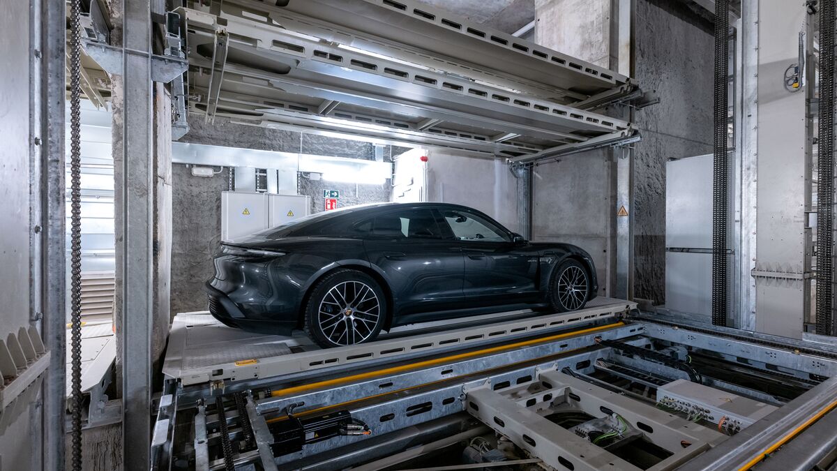 Voiture sur une palette de stationnement dans un système de stationnement