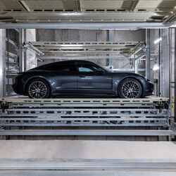 Vue latérale d'une voiture sur un système de stationnement automatique