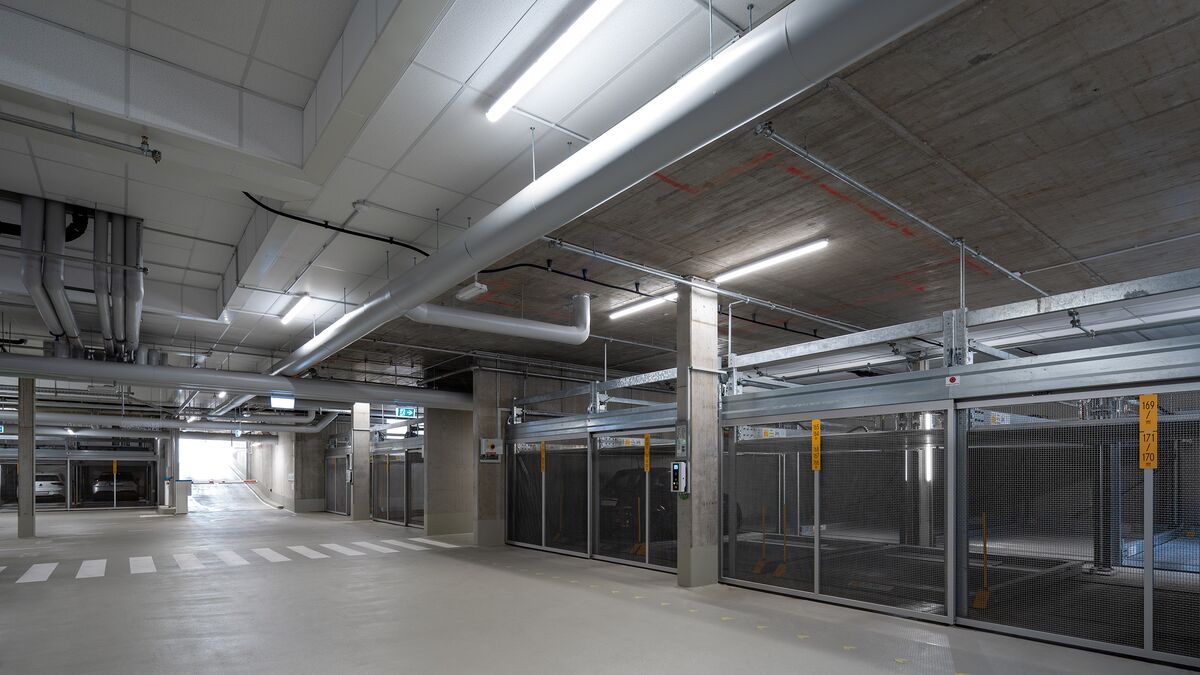 Zone d'entrée du parking souterrain avec les systèmes de stationnement