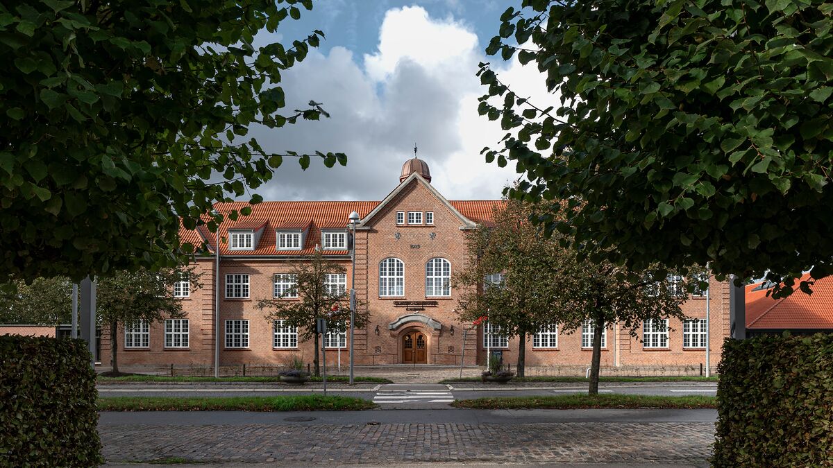 Historisches Gebäude mit Bäumen im Vordergrund