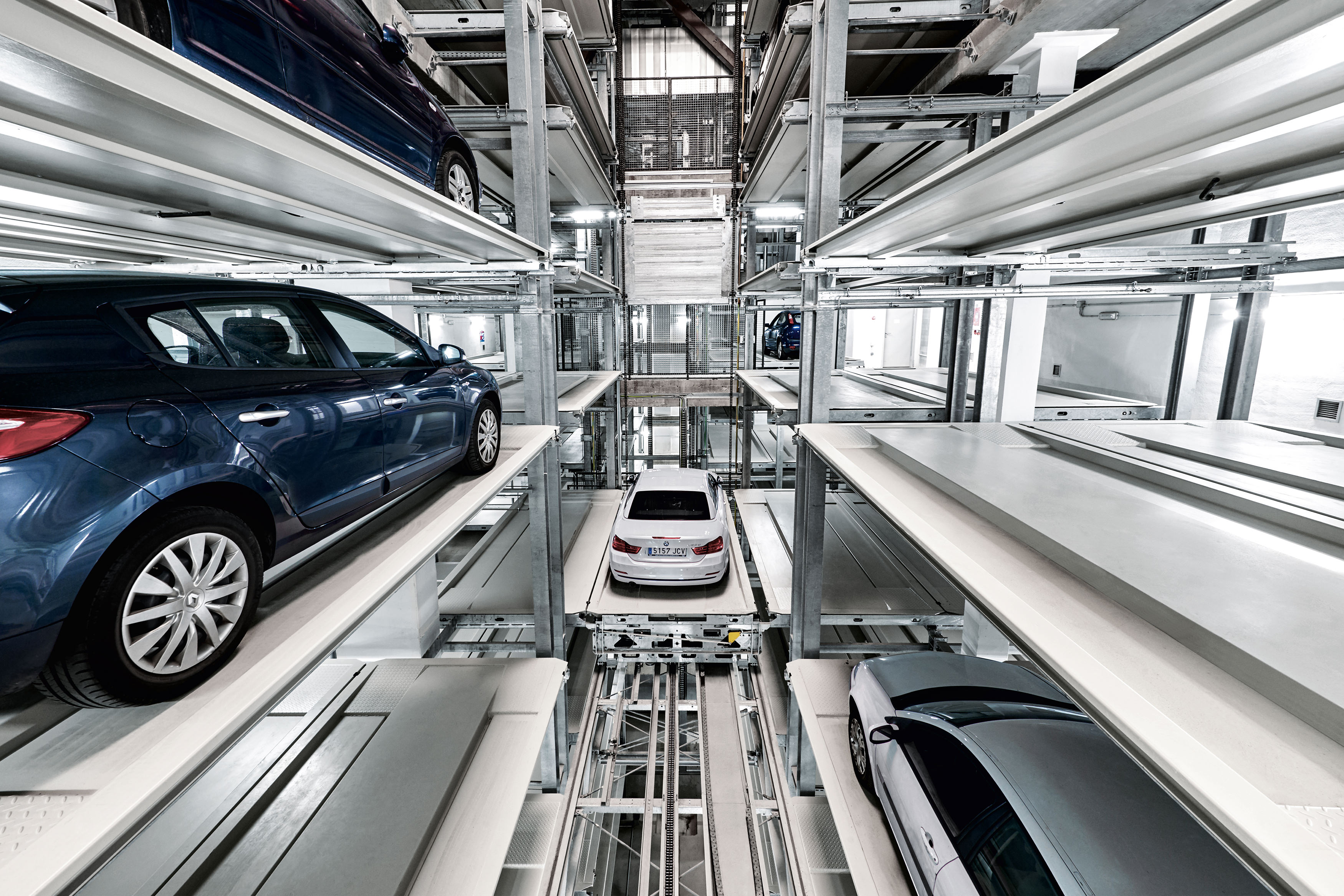 Los coches se aparcan en un sistema de almacenamiento en estanterías