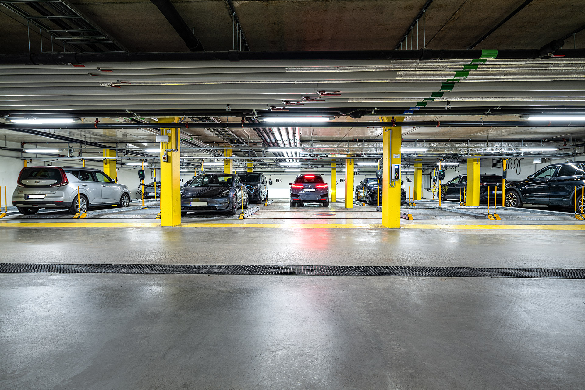Front view of the layout of the WÖHR 501 parking platforms in the underground car park